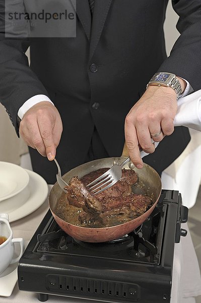 Vorbereitung schwarz schnitzen Soße Steak Peperoni Tisch