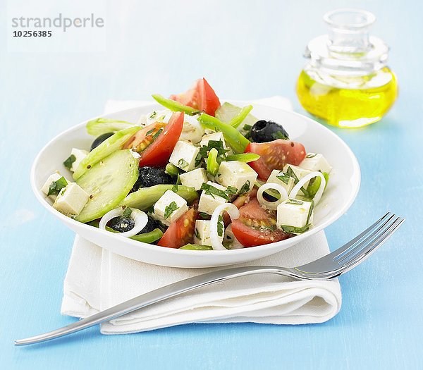 Griechischer Salat mit Tofu