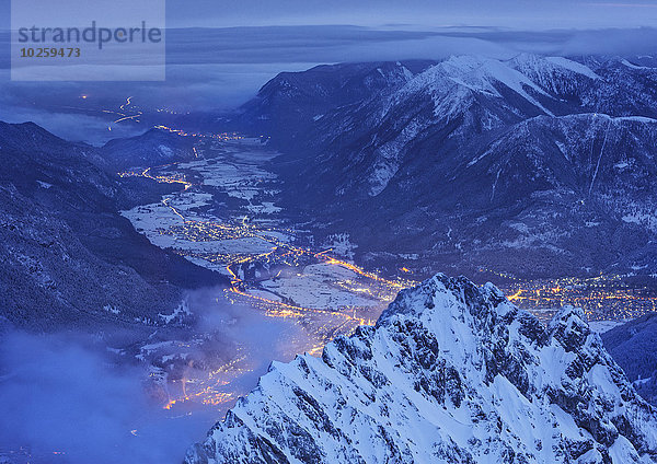 Blick von der Zugspitze auf Garmisch-Patenkirchen  BRD  Abendaufnahme