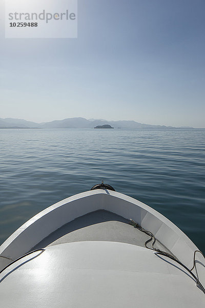 Abgeschnittenes Bild des Bootes auf See gegen den klaren Himmel
