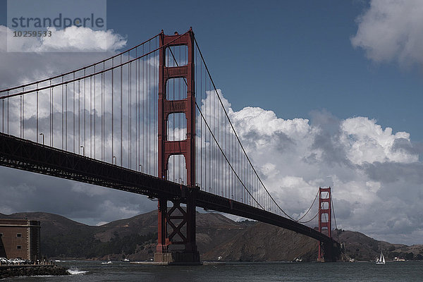 Tiefblick auf die Golden Gate Bridge über den Fluss bei bewölktem Himmel