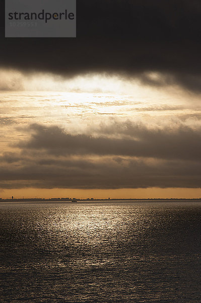 Panoramablick auf das Meer vor bewölktem Himmel bei Sonnenuntergang