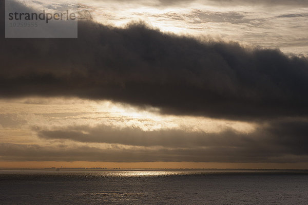 Panoramablick auf das Meer vor bewölktem Himmel bei Sonnenuntergang