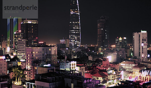 Blick auf das beleuchtete Stadtbild bei Nacht  Ho Chi Minh City  Vietnam