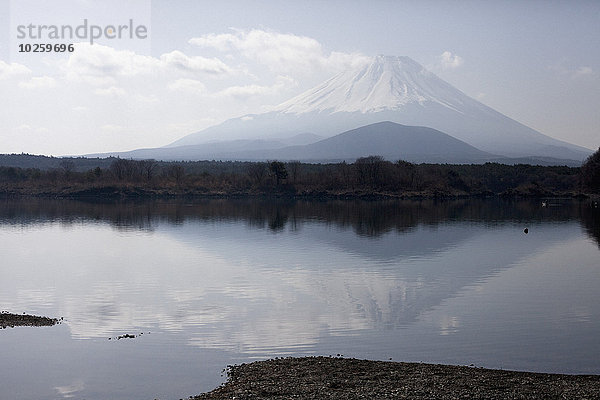 Ruhiger See gegen den Fuji  Japan