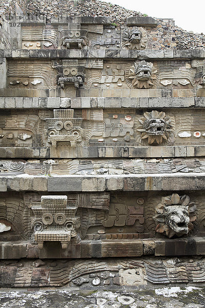 Schnitzereien am Tempel von Quetzalcoatl