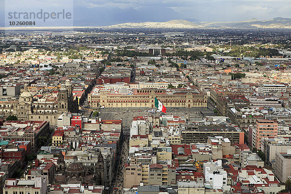 Hochwinkelansicht der Metropolitan Cathedral und des National Palace in Zocalo