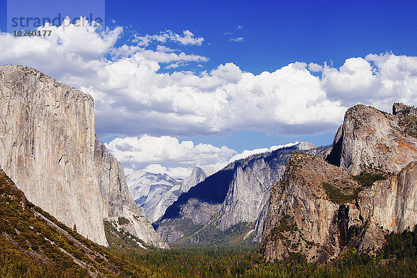 Felsformationen im Yosemite Nationalpark gegen bewölkten Himmel