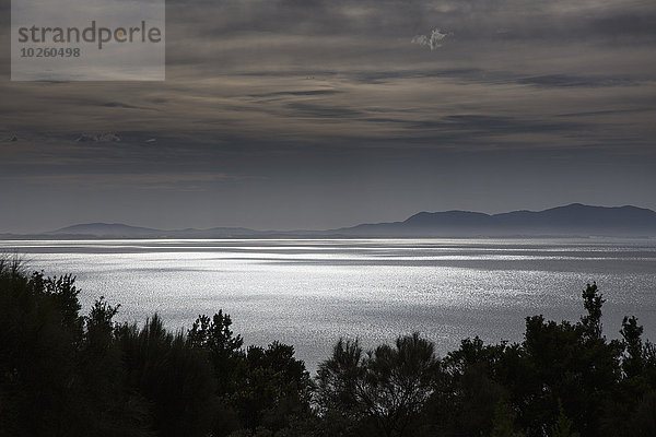 Blick auf das Meer in der Abenddämmerung