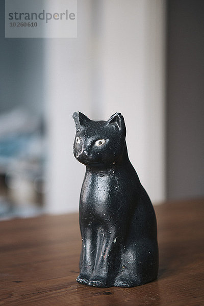 Bronzestatuette der schwarzen Katze auf dem Tisch