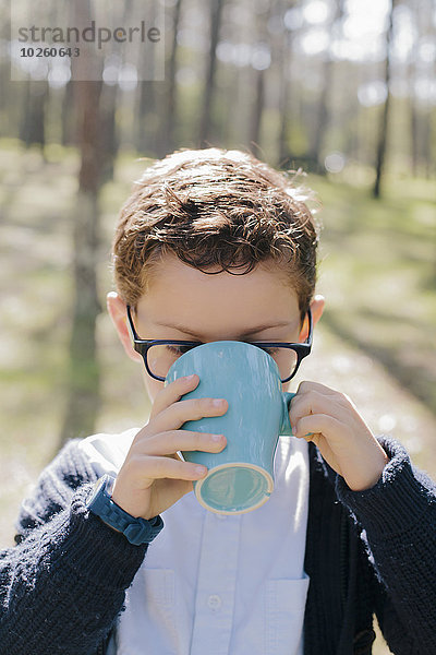 Nahaufnahme des Jungen beim Kaffeetrinken im Wald