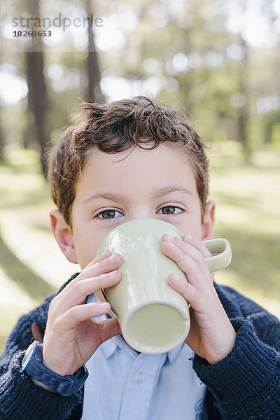 Nahaufnahme des Jungen beim Kaffeetrinken im Wald