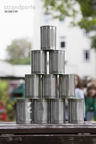 Metalldose auf Tisch im Freien gestapelt