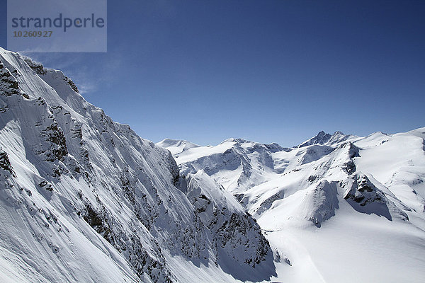 Schneebedeckter Berg gegen blauen Himmel