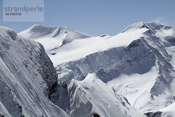 Schneebedeckter Berg gegen klaren blauen Himmel