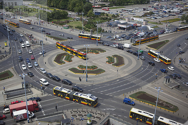 Hochwinkelansicht des verkehrsreichen Kreisverkehrs in Warschau