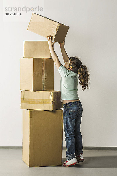 Volle Länge der Mädchen-Stapelboxen im Haus