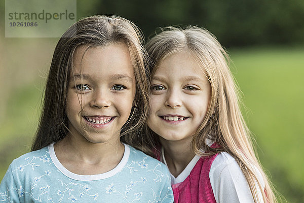 Porträt von lächelnden Mädchen im Freien