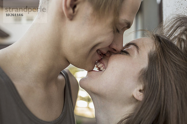 Seitenansicht des leidenschaftlichen Paares beim Küssen im Freien