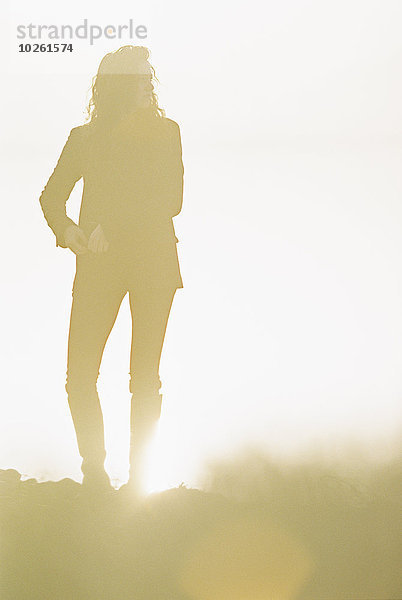 stehend Frau Silhouette Landschaft lang langes langer lange Sonnenlicht Haar