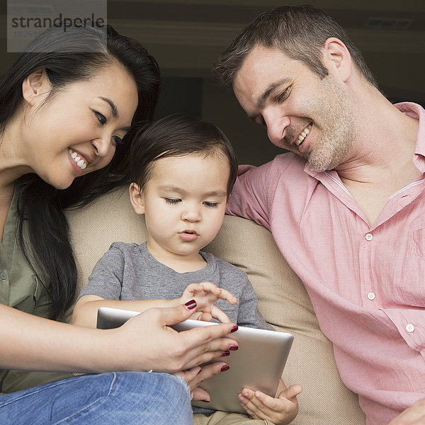 sitzend sehen Couch Sohn Menschliche Eltern jung Tablet PC