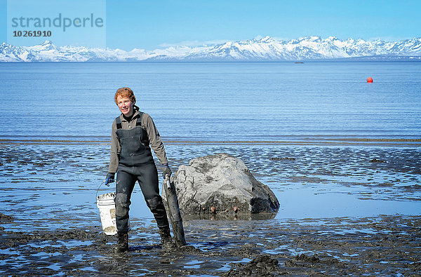 Naßrasierer Rasierer Frau tragen Eimer Muschel Schlucht Kenai-Fjords-Nationalpark Kenai-Halbinsel