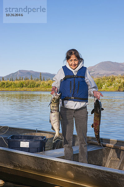 stehend Freundschaft Sommer halten Boot Lachs Ethnisches Erscheinungsbild