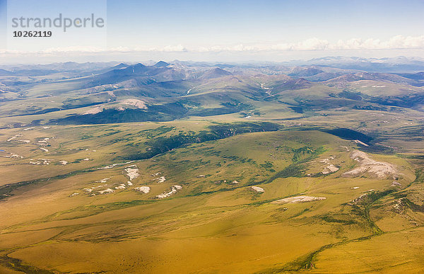 Berg Sommer Hügel Ansicht umgeben Luftbild Fernsehantenne Tundra
