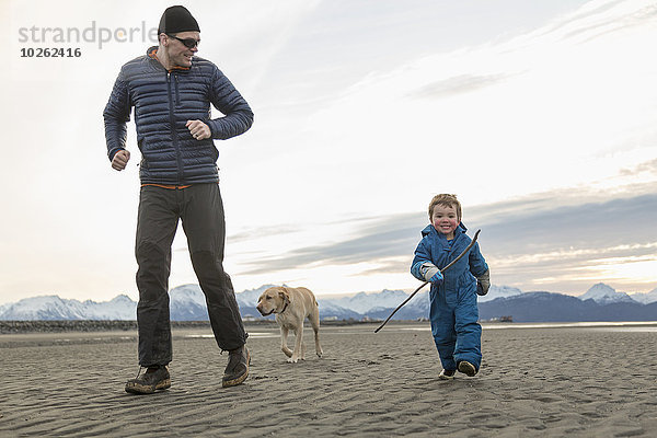 Strand Menschlicher Vater Sohn Spiel Kenai-Fjords-Nationalpark Kenai-Halbinsel