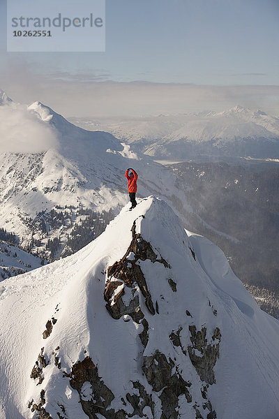 stehend Berg Snowboardfahrer Berggipfel Gipfel Spitze Spitzen hoch oben aufrecht