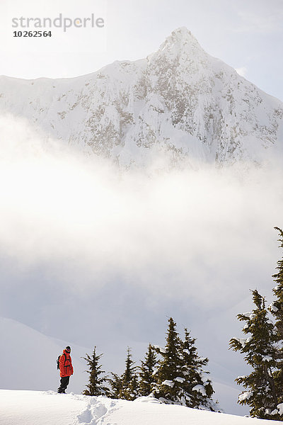 stehend Berg Snowboardfahrer über Hügel Berggipfel Gipfel Spitze Spitzen Schnee