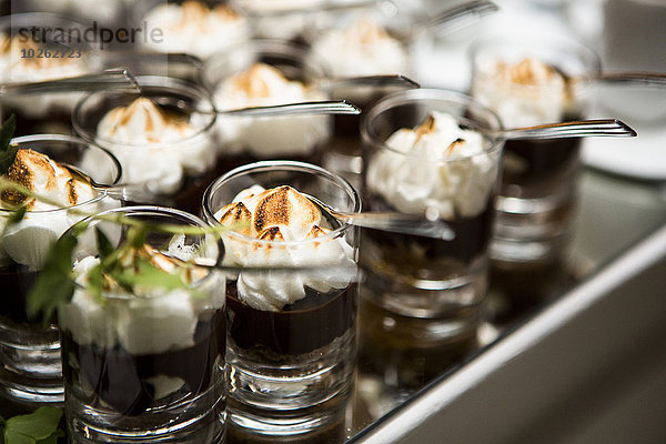 Close-up Dessert Schokolade Baiser Mousse Tisch