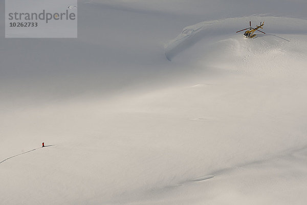 Vereinigte Staaten von Amerika USA Berg Snowboardfahrer gehen über hocken - Tier Ansicht Hubschrauber Luftbild Fernsehantenne Schnee
