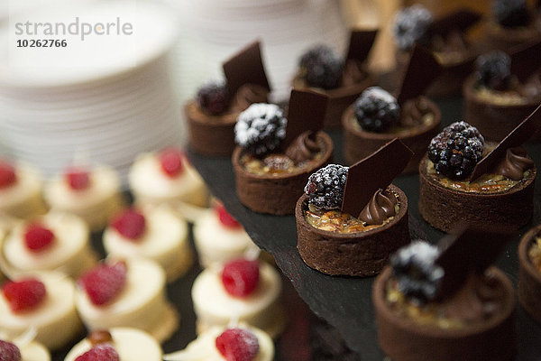 Glasierter Apfel Glasierte Äpfel kandierter Liebesapfel Hochzeit grüßen Dessert Schokolade Himbeere Keks Pekannuss Tisch