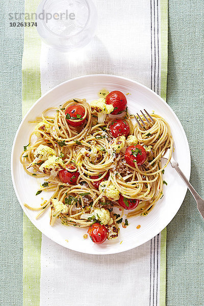Studioaufnahme Stoff Teller Tomate Spaghetti Blumenkohl Gabel gebraten