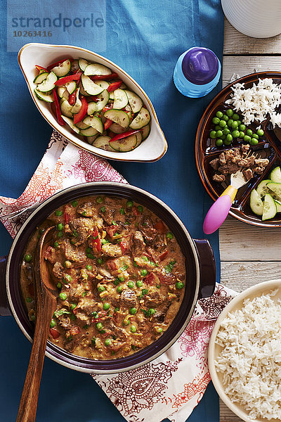 Kinderzimmer Lamm Studioaufnahme Curry Currypulver Salat Teller Reis Reiskorn Gurke Stück Currygericht Curry