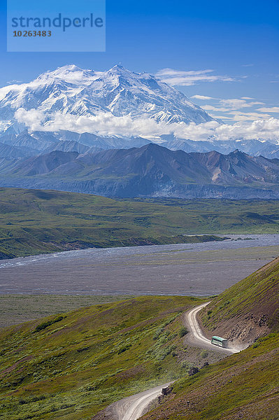 Landschaftlich schön landschaftlich reizvoll Sommer Fernverkehrsstraße Tagesausflug Omnibus Fokus auf den Vordergrund Fokus auf dem Vordergrund Ansicht Mount McKinley Denali Nationalpark