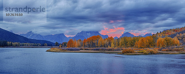 Vereinigte Staaten von Amerika USA Biegung Biegungen Kurve Kurven gewölbt Bogen gebogen Sonnenuntergang Fluss Herbst Berg Wyoming