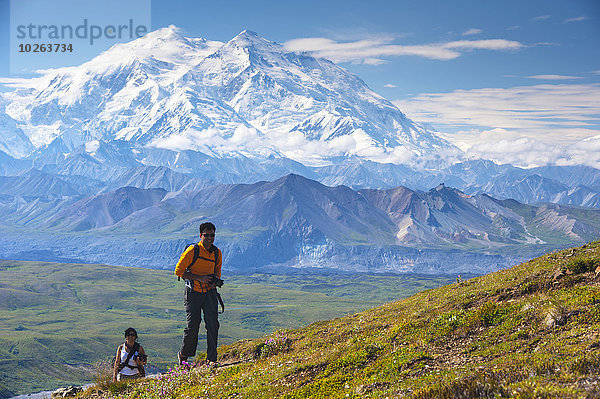 hoch oben nahe Nationalpark folgen Hintergrund wandern Berg Denali Nationalpark Mount McKinley Besucherzentrum Mann und Frau