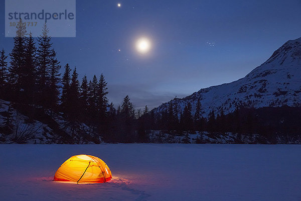 beleuchtet sternförmig bedecken Nacht folgen See Zelt Mond Ansicht Kenai-Fjords-Nationalpark Schnee Kenai-Halbinsel