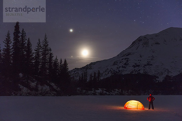 stehend beleuchtet sternförmig Mann bedecken Nacht folgen See Zelt Mond Ansicht Kenai-Fjords-Nationalpark Schnee Kenai-Halbinsel