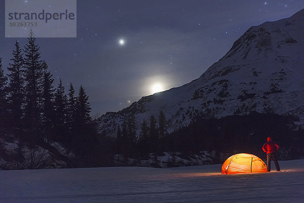 stehend beleuchtet sternförmig Mann bedecken Nacht folgen See Zelt Mond Ansicht Kenai-Fjords-Nationalpark Schnee Kenai-Halbinsel