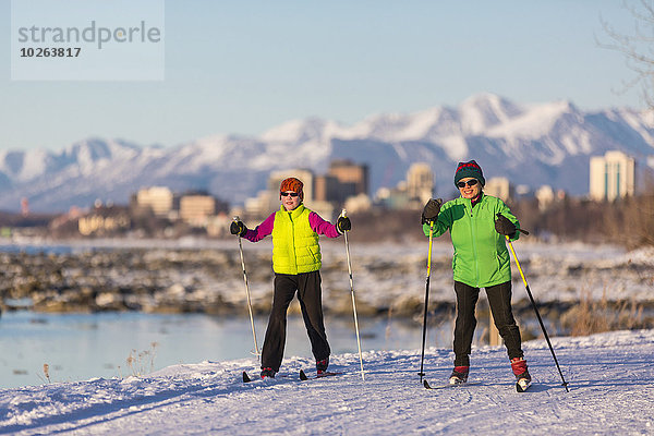 überqueren Mensch zwei Personen Menschen folgen Küste Hintergrund Skisport 2 Kreuz