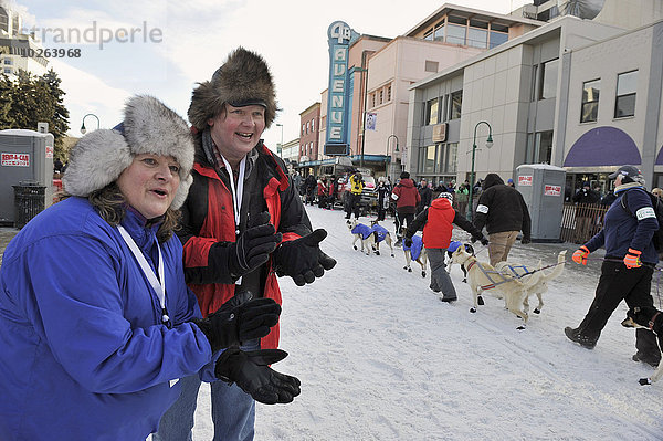 Teamwork beobachten jubeln Hund Start Alaska Anchorage Innenstadt