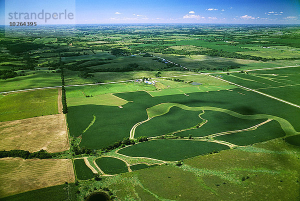 Vereinigte Staaten von Amerika USA nahe rollen Landwirtschaft Regen Wasserweg Feld Fokus auf den Vordergrund Fokus auf dem Vordergrund Ansicht Landschaft Wiese Luftbild Fernsehantenne Colfax Iowa