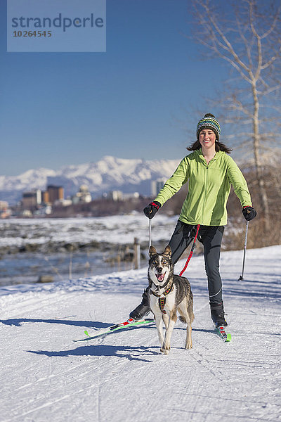 Vereinigte Staaten von Amerika USA junge Frau junge Frauen folgen Küste Hund Husky Schlitten