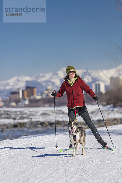 Vereinigte Staaten von Amerika USA junge Frau junge Frauen folgen Küste Hund Husky Schlitten