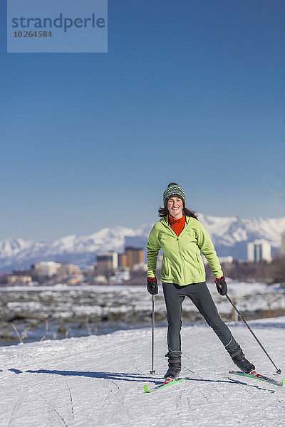 Vereinigte Staaten von Amerika USA junge Frau junge Frauen folgen Küste Skisport