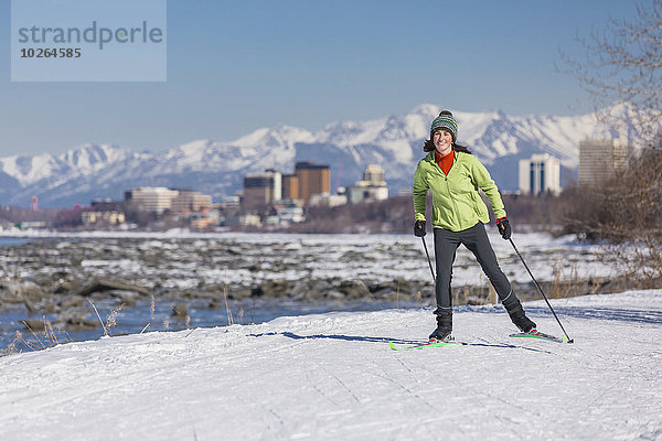 Vereinigte Staaten von Amerika USA junge Frau junge Frauen folgen Küste Skisport