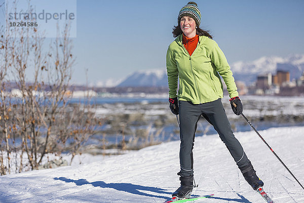 Vereinigte Staaten von Amerika USA junge Frau junge Frauen folgen Küste Skisport